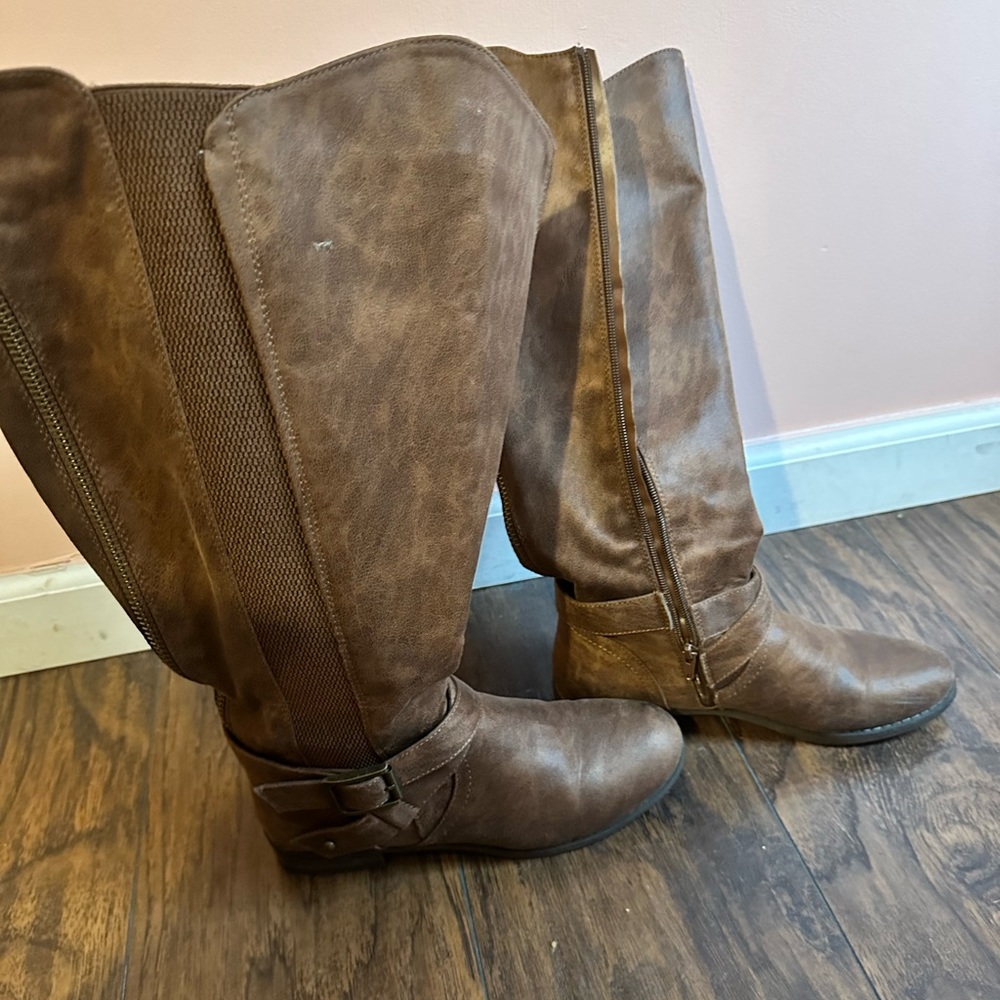 Bill Boxer Faux Leather boots never worn. New.